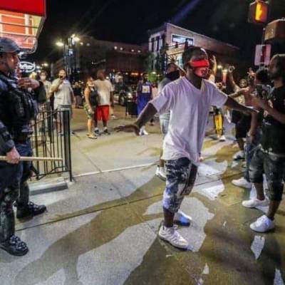 Protesters Form Human Shield to Protect Police Officer Separated From His Unit