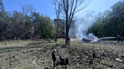 AFP - Ukrainian servicemen inspect the hole left after an air strike in the courtyard of hotel Industria and civilian residences in the center of Kramatorsk, on July 7, 2022.