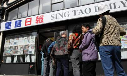 Chinese Americans line up outside of the Sing Tao News offices to donate money for the victims of the earthquake in China, in Chinatown, San Francisco, on May 14, 2008. (Justin Sullivan/Getty Images)