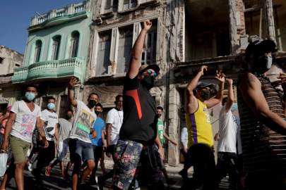 People shout slogans against the government during a protest against and in support of the government, amidst the coronavirus disease (COVID-19) outbreak, in Havana, Cuba July 11, 2021. REUTERS/Alexandre Meneghini//File Photo