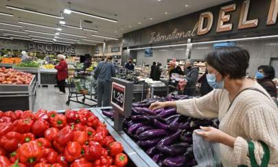 People shop for groceries at a supermarket in Glendale, Calif., on Jan. 12, 2022. (Robyn Beck/AFP/Getty Images)