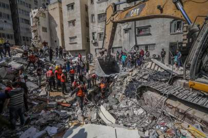 Palestinian civil defense workers searched for people in the rubble of a destroyed house after an Israeli airstrike in Gaza City on Sunday. PHOTO: HAITHAM IMAD/EPA/SHUTTERSTOCK