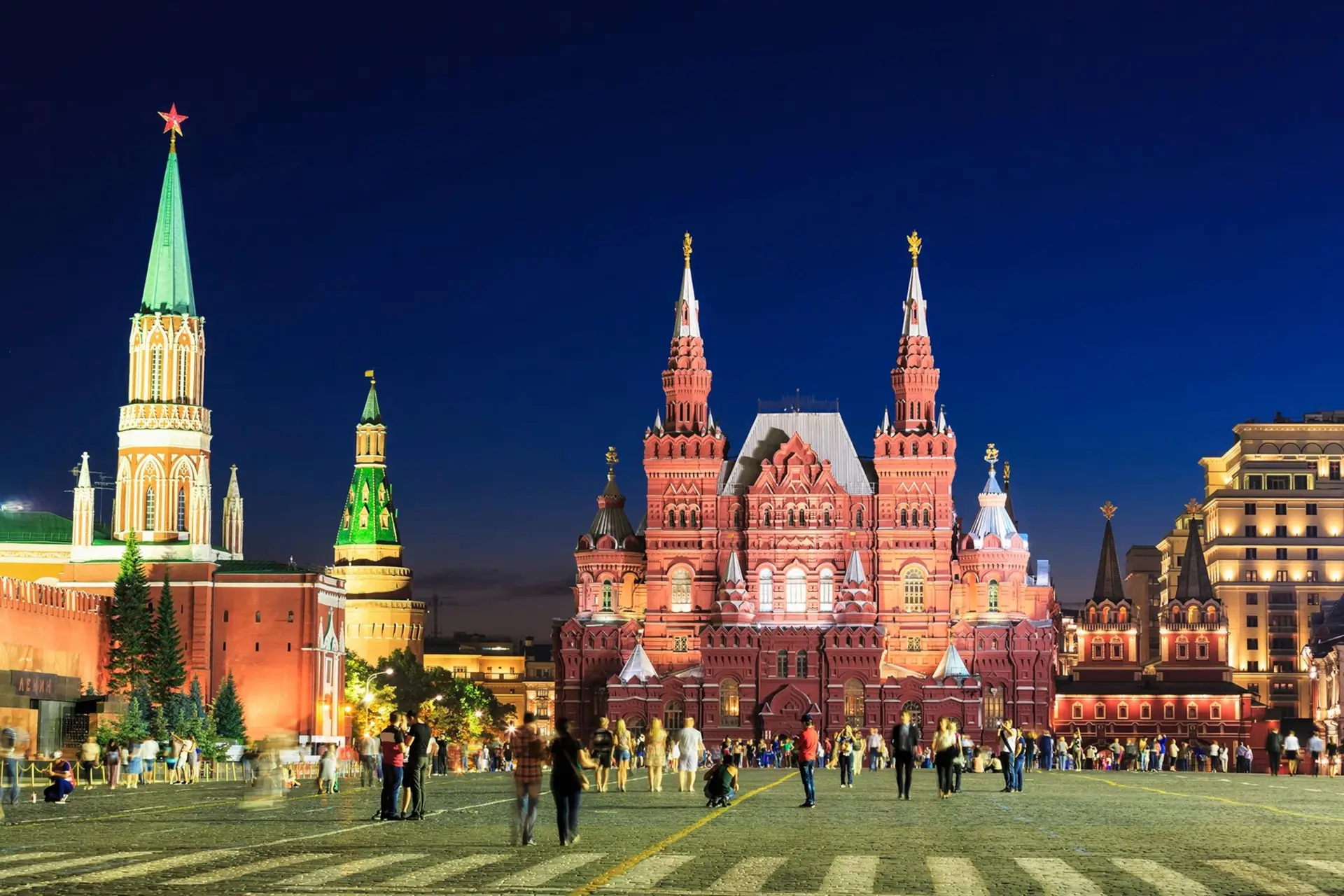 kremlin-wall-night-moscow-590